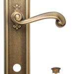 dvernaja-ruchka-venezia-carnevale-wc-2-na-planke-pl97-matovaja-bronza.jpg